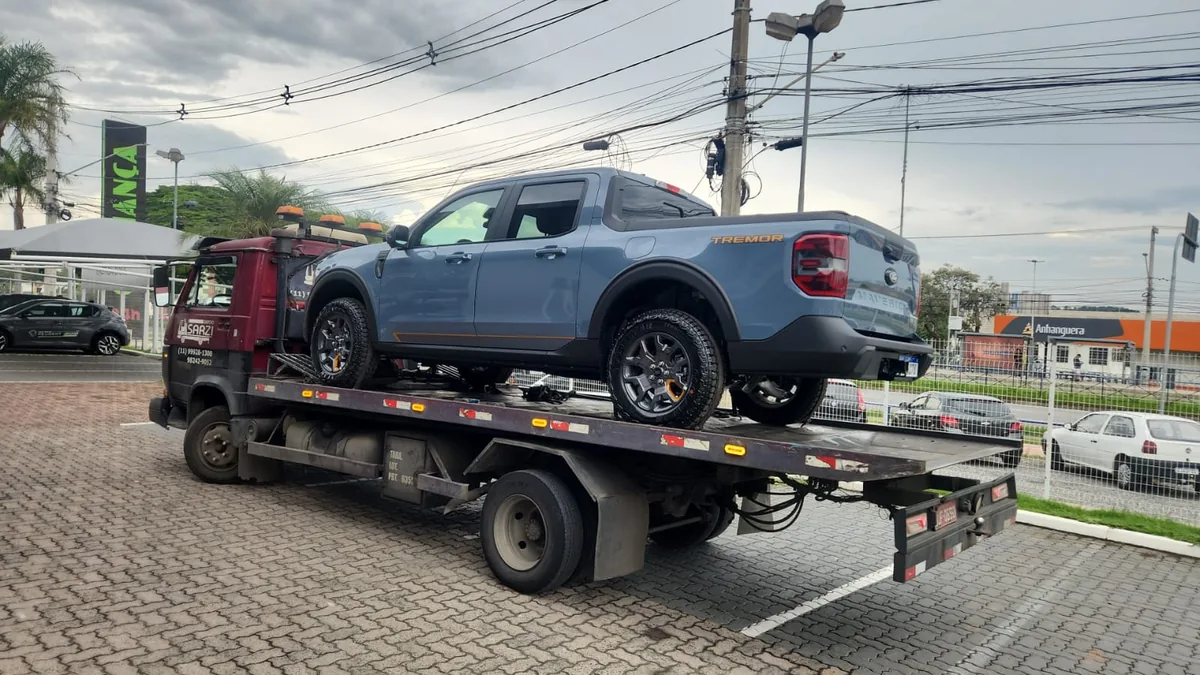 Guincho Sarzi transportando veículo na Zona Leste